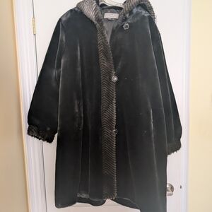 Luxurious Black Coat with Faux Fur Trim